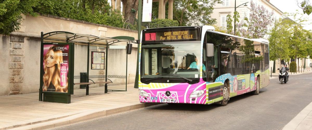 Un bus Mouvéo dans la ville d'Epernay